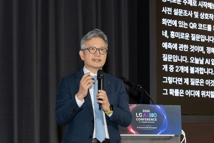 Son Ji-woong, president of LG Chem, gives a keynote speech at the LG AI Bio Conference at LG Science Park in Gangseo-gu, Seoul, on the 20th. [LG Chem]