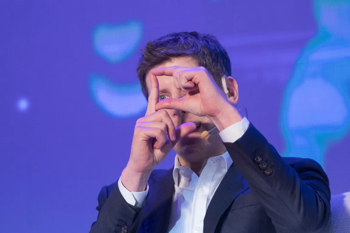 سم آلتمن، مدیرعامل OpenAI، در حال اشاره و حرکت دادن دست‌های خود
