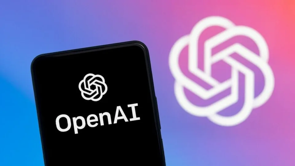 صفحه تلفن هوشمندی با نشان OpenAI و نماد این شرکت در پس‌زمینه‌ای محو