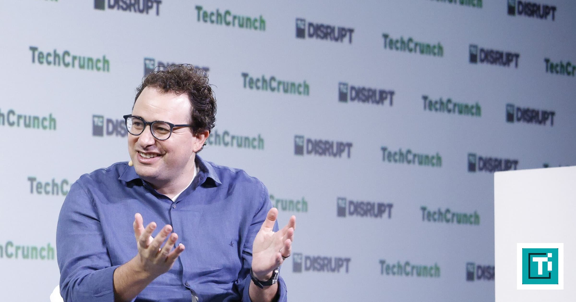 داریو آمودی، مدیرعامل آنتروپیک، در حال سخنرانی روی صحنه رویداد TechCrunch Disrupt 2023