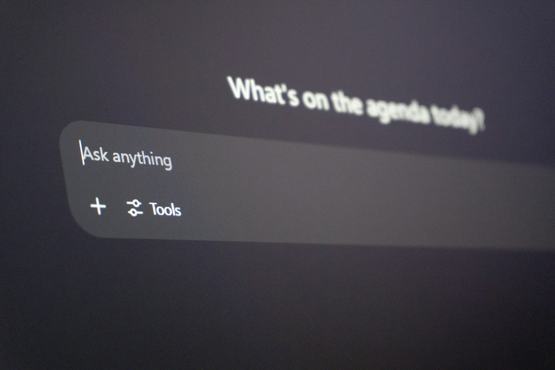 تصویری از یک رابط کاربری دیجیتال با عبارت Ask Anything