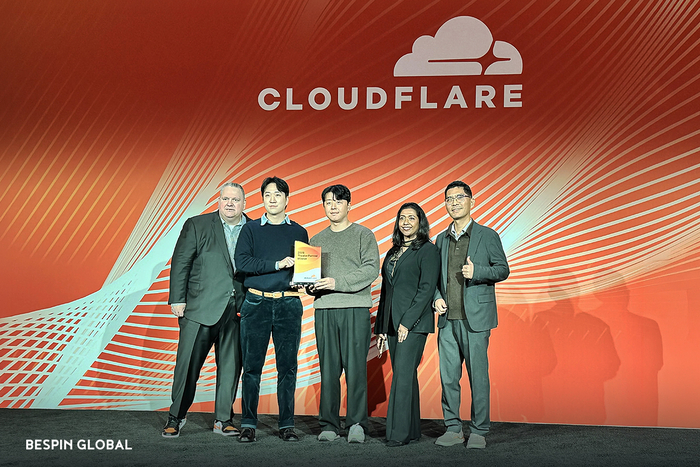 نمایندگان وسپین گلوبال و کلادفلر در مراسم دریافت جایزه بهترین شریک Cloudflare One در منطقه آسیا و اقیانوسیه برای دومین سال پیاپی