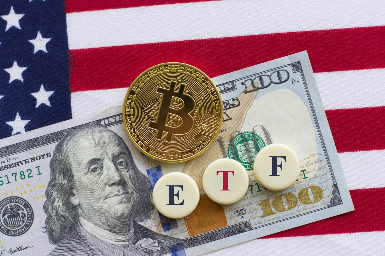 سکه طلایی بیت‌کوین در کنار اسکناس صد دلاری آمریکا و حروف ETF روی پرچم ایالات متحده