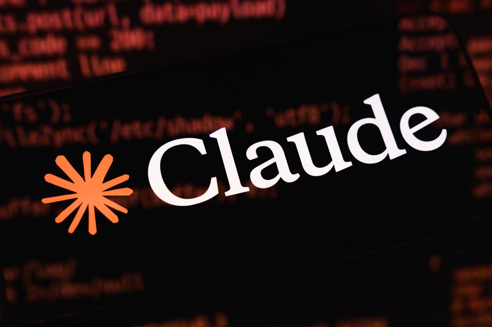 لوگوی کلود روی صفحه‌ای سیاه دیده می‌شود؛ نمادی نارنجی شبیه ستاره در کنار نام سفیدرنگ Claude قرار دارد و تصویر کدهای برنامه‌نویسی روی سطح صفحه بازتاب یافته است.