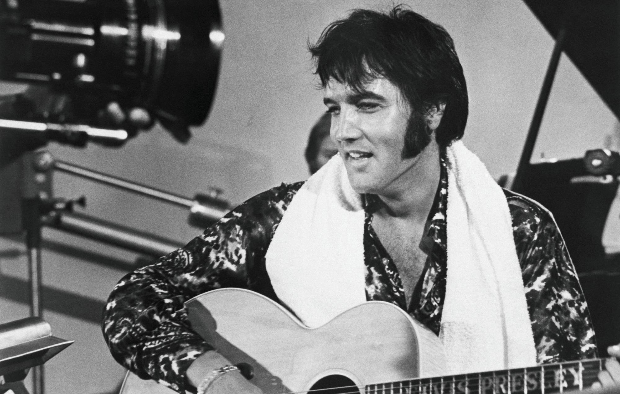 الویس پریسلی در حال نواختن گیتار در صحنه‌ای از مستند Elvis: That’s the Way It Is
