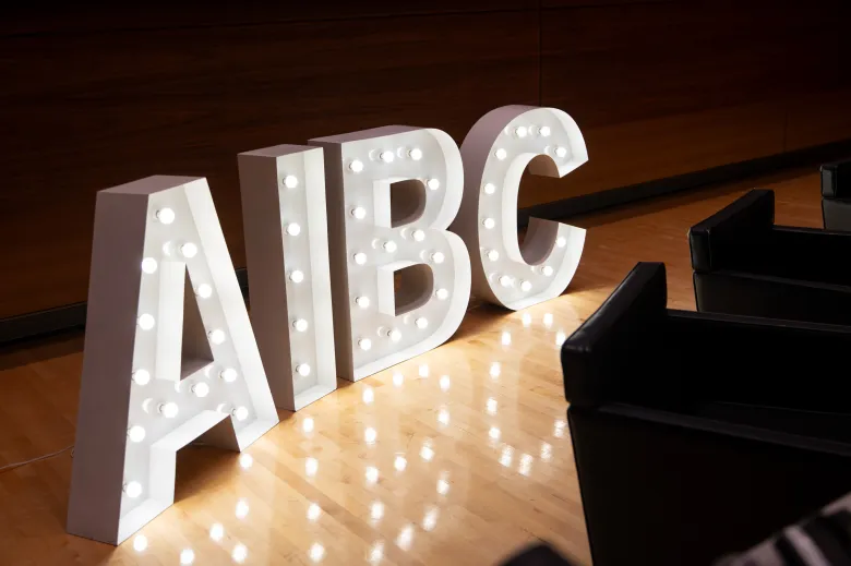 تابلوی کنفرانس کسب‌وکار هوش مصنوعی (AIBC)