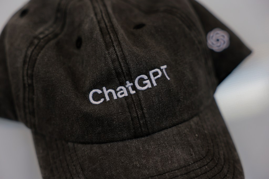 کلاه دارای نشان ChatGPT در نمایشگاه کنفرانس توسعه‌دهندگان OpenAI