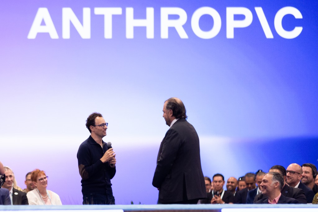 داریو آمودی، مدیرعامل Anthropic، در کنار مارک بنیوف، مدیرعامل Salesforce، روی صحنه
