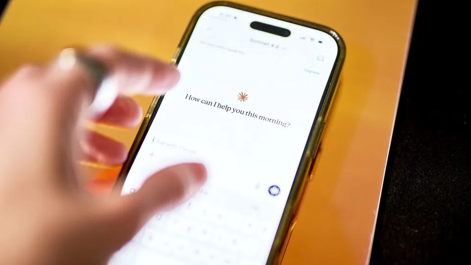 اپلیکیشن کلود شرکت آنتروپیک روی یک تلفن هوشمند
