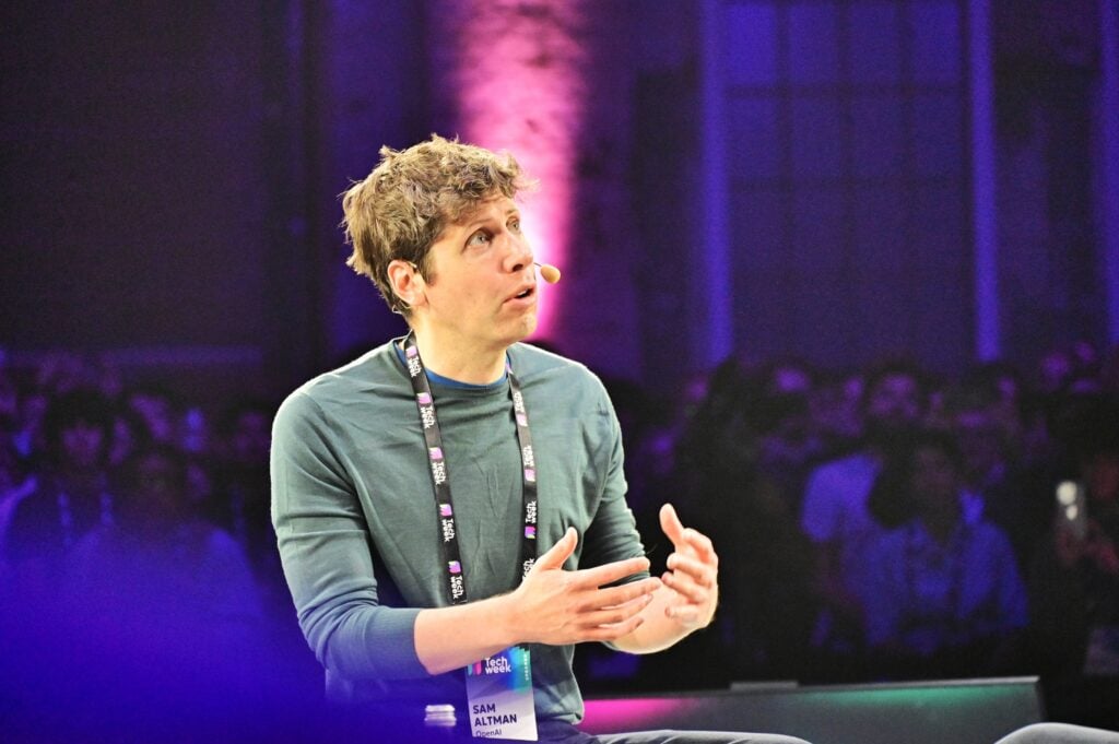 سم آلتمن، مدیرعامل OpenAI، در حال سخنرانی