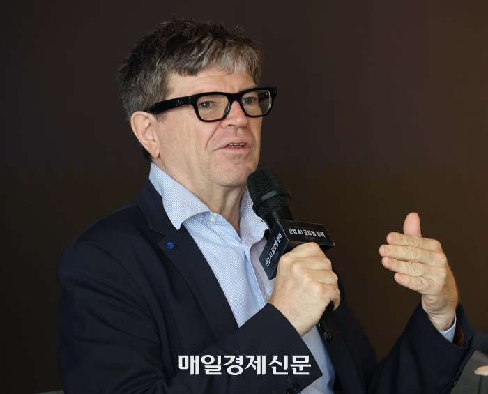 AMI Labs Chairman Jan Le Köng (founder) is expressing his views on AI's next technology paradigm and open AI ecosystem at a press conference for 'Industrial AI Global Cooperation' on the 12th. <Photo = Reporter Han Joo-hyung>