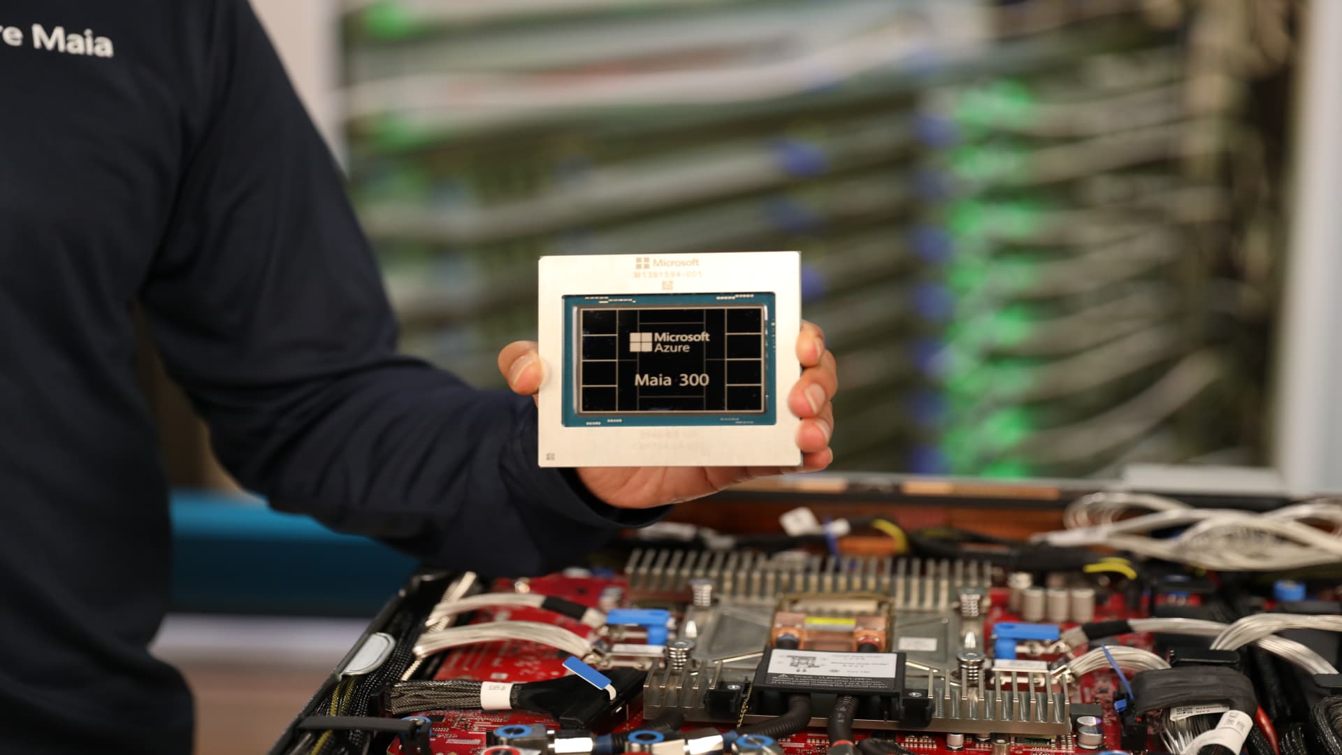 تراشه نمونه اولیه Microsoft Azure Maia 300