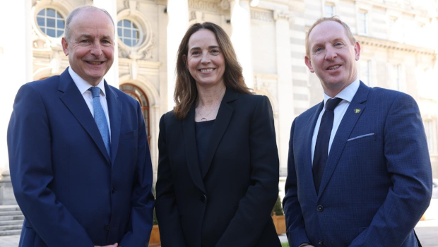 میشل مارتین، نخست‌وزیر ایرلند؛ سارا فرایر از OpenAI؛ مایکل لوهان از IDA Ireland
