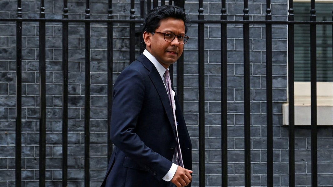 UK AI minister Kanishka Narayan walking past railings at 10 Downing Street