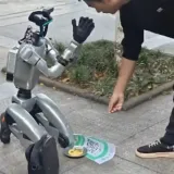 Robots begging for alms appear on the streets of China