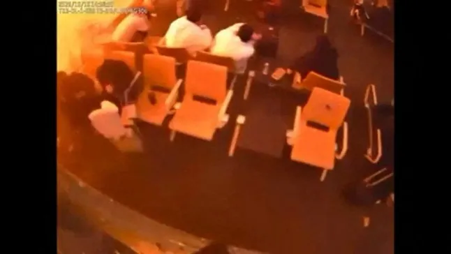 تصاویر دوربین مداربسته لحظه واکنش افراد در سالن انتظار هنگام حمله در فرودگاه بین‌المللی ملک خالد در ریاض، عربستان سعودی، ۱۰ اکتبر ۲۰۲۶. این تصویر از ویدیوی ارائه‌شده توسط وزارت رسانه عربستان سعودی و از طریق رویترز منتشر شده است.