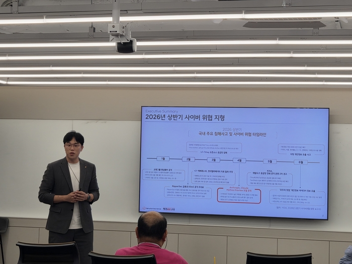 Kwon Taek-in, the head of Hanwha Insurance, who is giving a lecture. [Photo provided = MaekyungAX]
