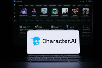 وب‌سایت Character.AI روی صفحه یک لپ‌تاپ نمایش داده شده و لوگوی آن در بخش جلویی دیده می‌شود.