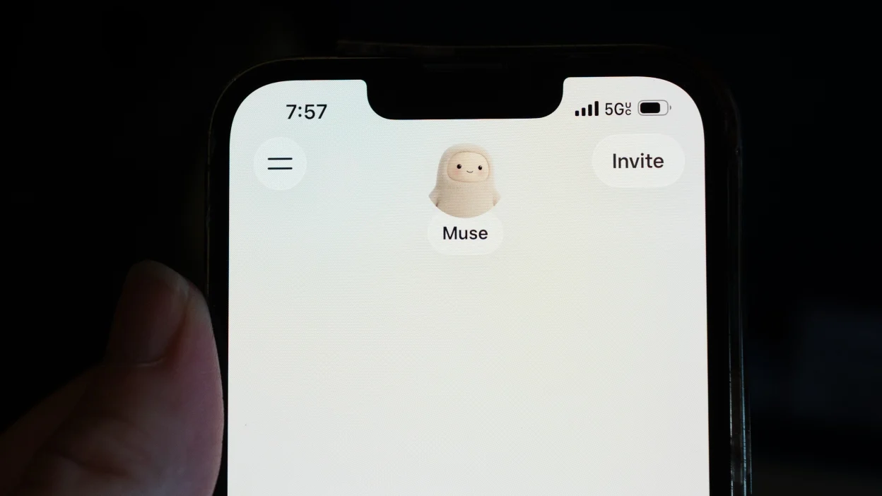 اپلیکیشن هوش مصنوعی Meta Muse روی یک گوشی هوشمند