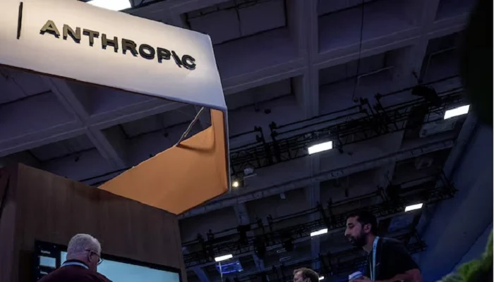افراد از غرفه آنتروپیک در مرکز ماسکون در جریان نشست فناوری Dreamforce 2026 در سان‌فرانسیسکو، کالیفرنیا، آمریکا، ۱۷ سپتامبر ۲۰۲۶ بازدید می‌کنند — رویترز