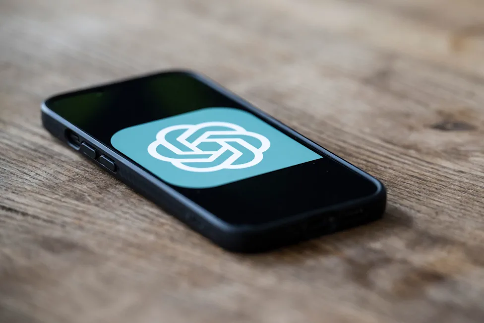 تصویری نمادین - لوگوی ChatGPT روی صفحه تلفن همراه دیده می‌شود. مرتبط با خبر بازداشت کارمند OpenAI به اتهام کار گذاشتن دستگاه شنود در اتاق کنفرانس؛ هانس پیتر آلبرت/dpa