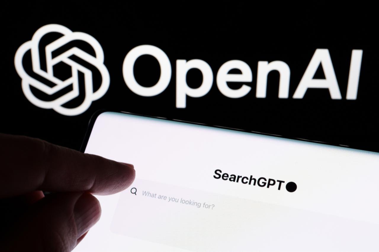 لوگوهای OpenAI و SearchGPT روی صفحه یک تلفن هوشمند در تصویری نمادین نمایش داده شده‌اند. (عکس از Adobe Stock)