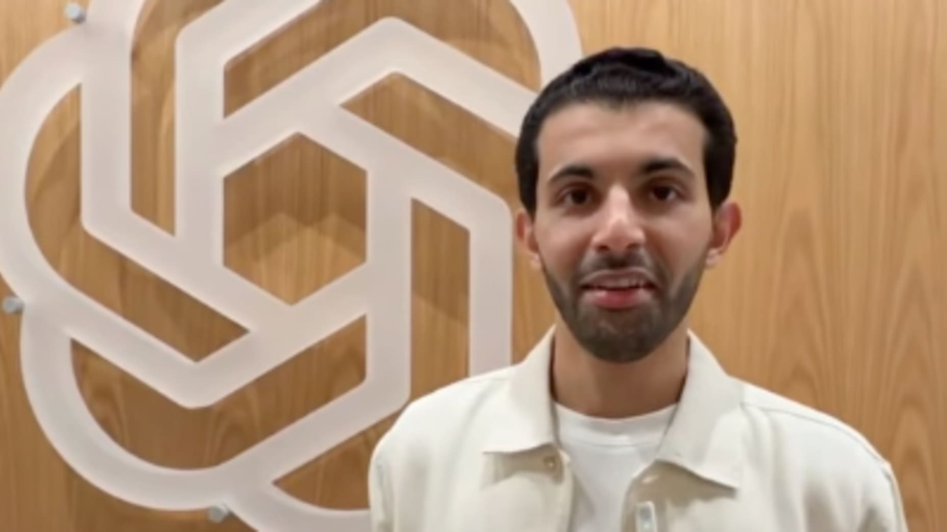 تصویری از ویدئوی کانال یوتیوب Smashi-Business با عنوان «با عبدالرحمن الفوزان، تنها کارمند سعودی اوپن‌ای‌آی، آشنا شوید»؛ تاریخ ویدئو مشخص نیست