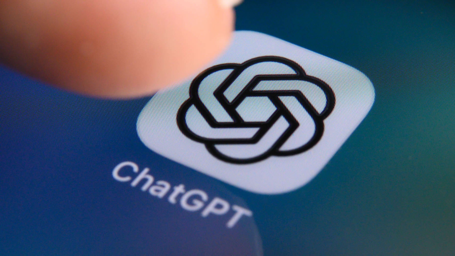 انگشتی در آستانه لمس نماد اپلیکیشن ChatGPT روی صفحه گوشی هوشمند در کرتی فرانسه، هم‌زمان با آغاز عرضه Dots، سامانه جدید عامل‌های هوش مصنوعی خودمختار OpenAI در ChatGPT، در اول اکتبر ۲۰۲۶
