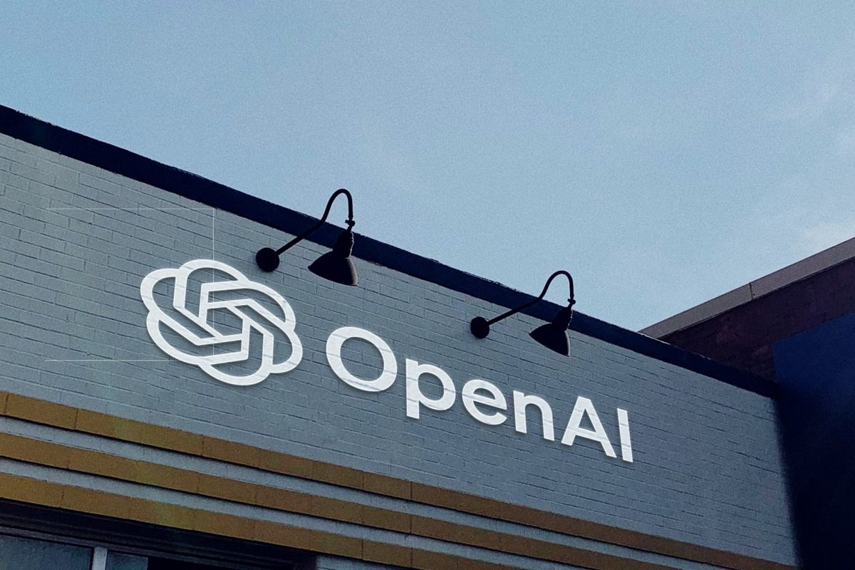 لوگو و نام OpenAI روی دیواری آجری و خاکستری