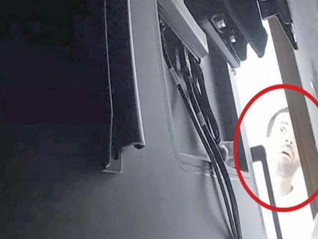 بررسی دستگاه ضبط صدای مخفی در اتاق جلسات مدیران شرکت هوش مصنوعی در سان‌فرانسیسکو