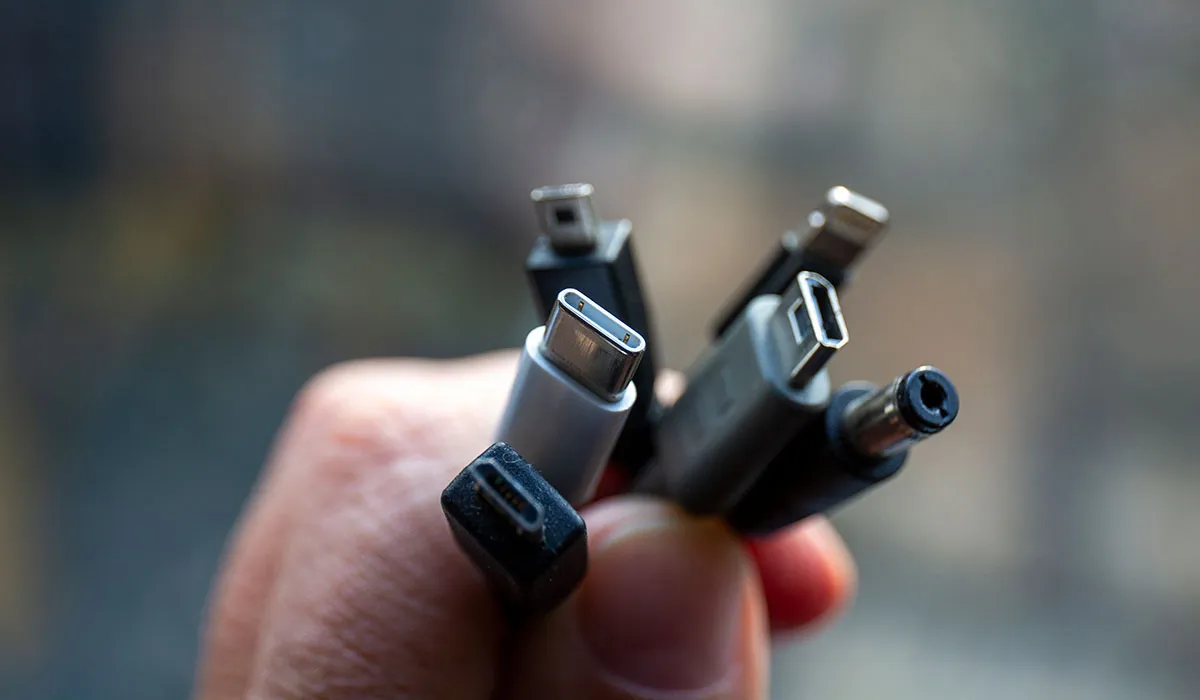 دستگاه USB؛ مهندس متهم به اتصال مخفیانه یک دستگاه به تلویزیون اتاق جلسات مدیران است