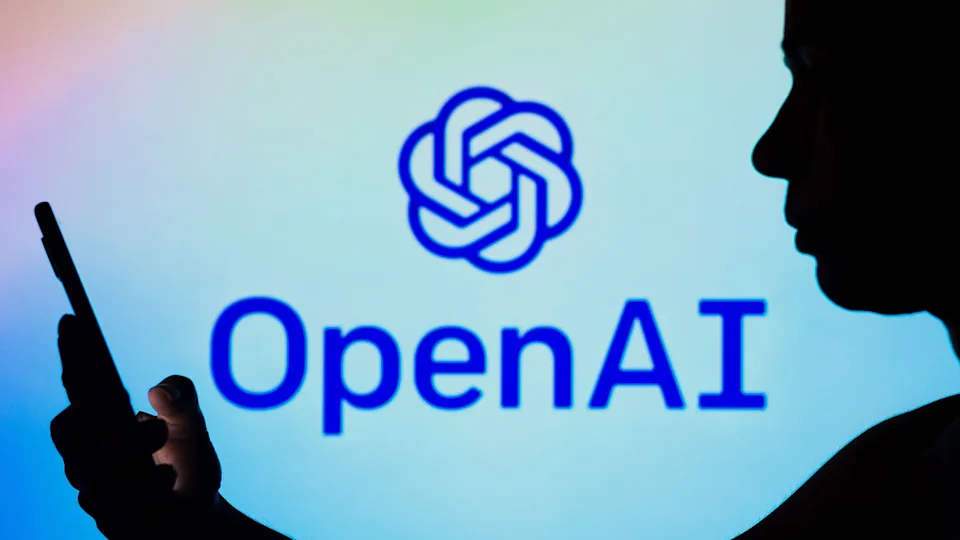 لوگوی OpenAI و فردی که مقابل آن ایستاده است