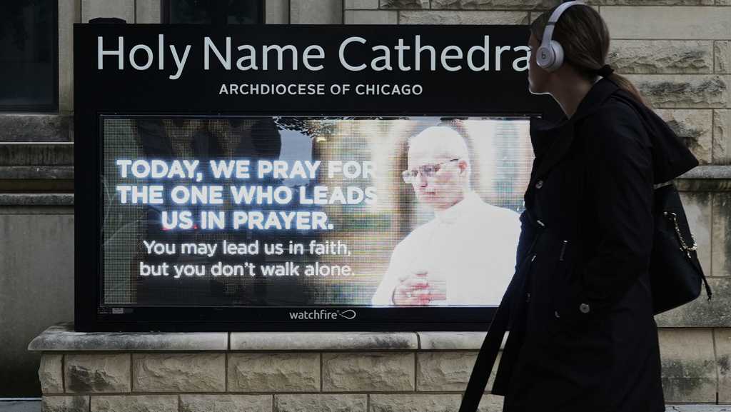 Chicago Catholics rally for prayer in Pope Leo's hometown after his lung cancer diagnosis