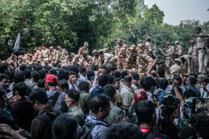 India closes a park in New Delhi and tightens security measures in response to a march by the "Cockroaches" movement