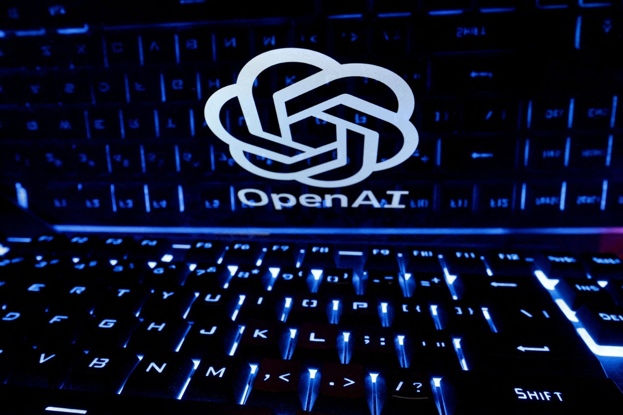 یک صفحه‌کلید در برابر لوگوی OpenAI در این تصویرسازی (رویترز)