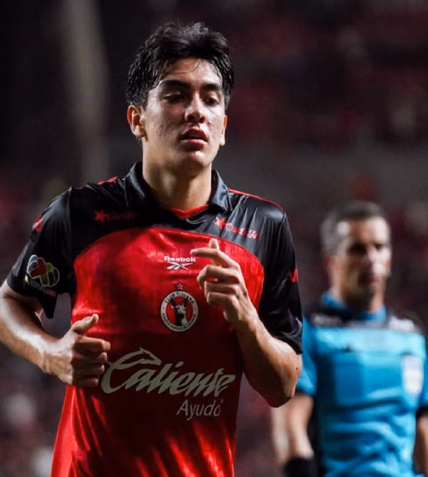 Gilberto Mora spills his secret to flirting—and Xolos fans can't believe his advice!
