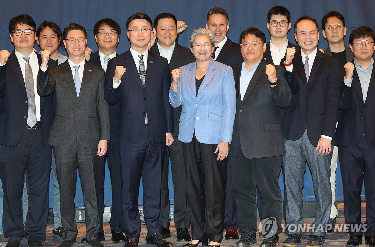 Kim Lok-won (1st row, L), the chief executive officer (CEO) of DeepX, poses for a photo with AMD's CEO Lisa Su (1st row, C) after a round-table discussion with local artificial intelligence semiconductor companies in central Seoul, in this file photo taken Oct. 7, 2026. (Yonhap)