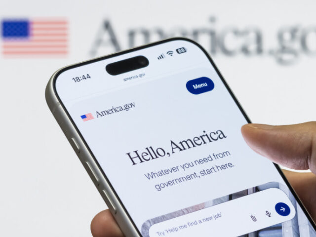 تصویری از تلفن همراهی که صفحه اصلی وب‌سایت America.gov را نمایش می‌دهد
