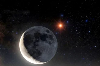 The moon meets the star Antares... the story of the red giant linked to the legend of Orion