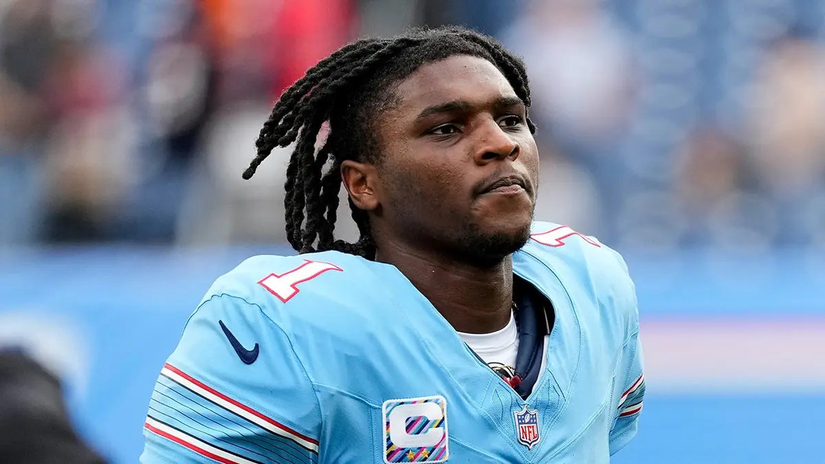 کم وارد پس از مسابقه NFL مقابل هیوستون تگزنز از زمین خارج می‌شود