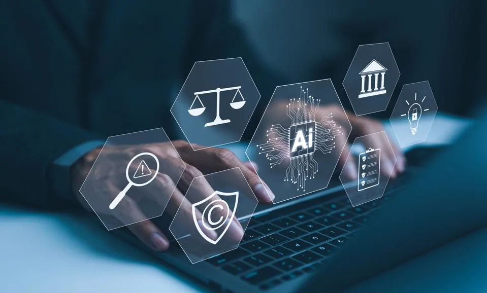 مفهوم قوانین و مقررات هوش مصنوعی؛ تایپ کردن با لپ‌تاپ در کنار نمادهای دیجیتال هوش مصنوعی، استانداردهای قانونی، اخلاق و انطباق با مقررات