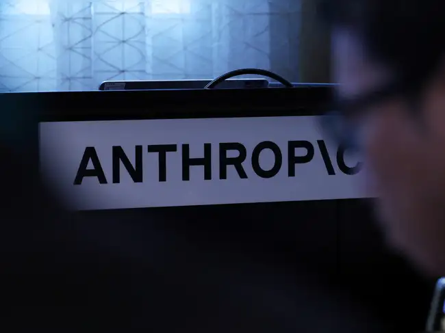 نشان شرکت آنتروپیک در نشست رسانه‌ای به مناسبت نخستین سالگرد افتتاح دفتر این شرکت در توکیو، ژاپن، ۱۴ اکتبر ۲۰۲۶