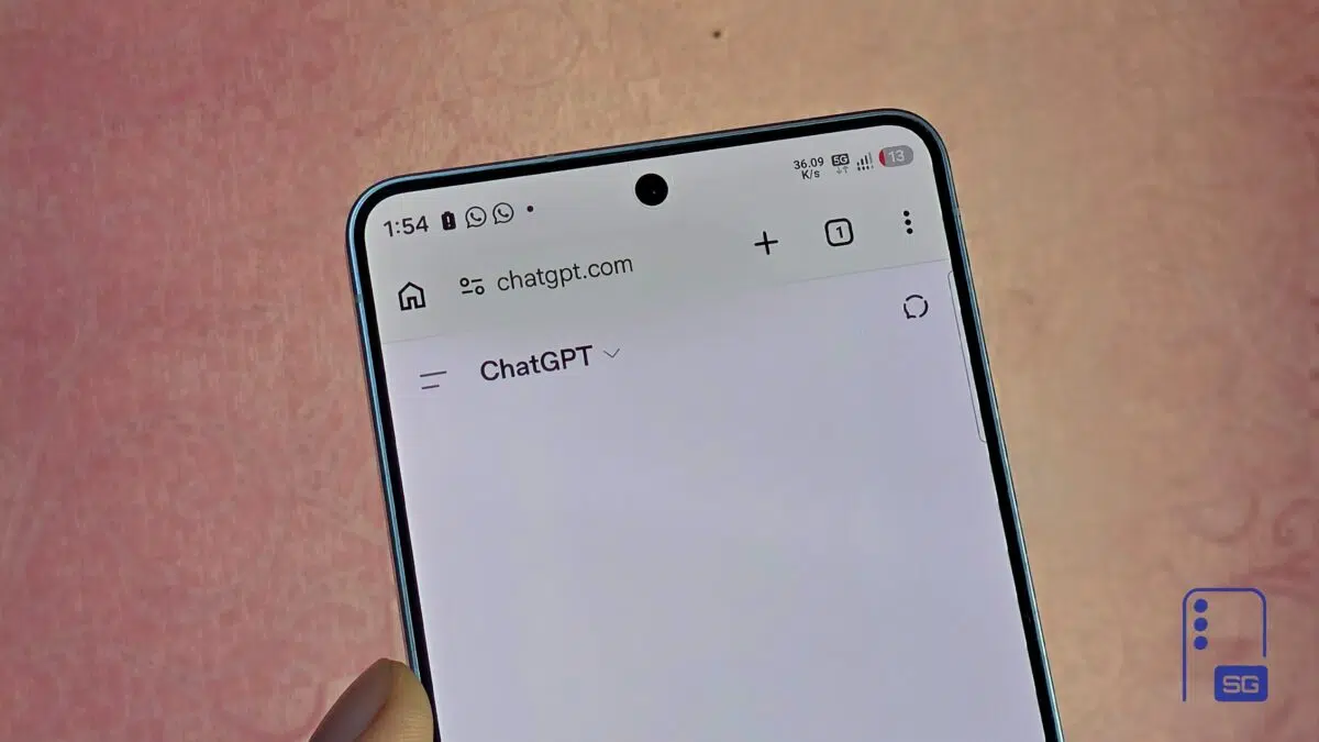 ChatGPT در وب‌سایت chatgpt.com روی مرورگری در گوشی سامسونگ گلکسی که در دست گرفته شده است