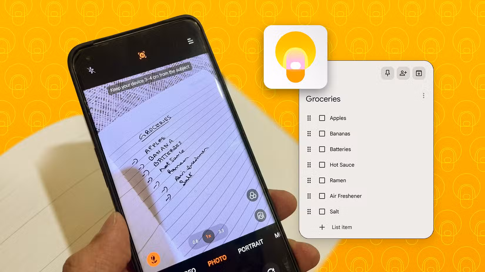 تلفن همراه در حال اسکن فهرست دست‌نویس خرید در کنار فهرست دیجیتال در Google Keep