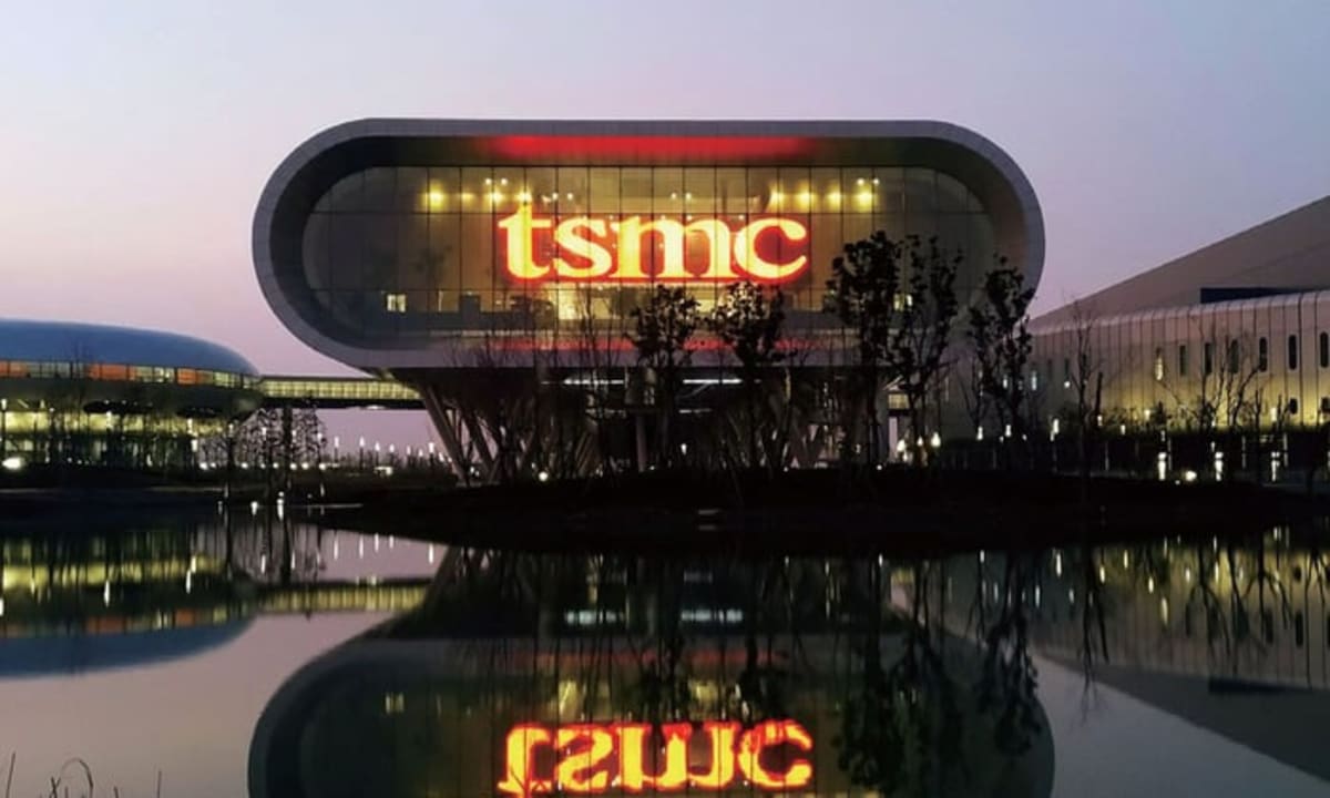 ساختمان شرکت تایوانی TSMC و بازتاب نشان تجاری آن در سطح گسترده‌ای از آب