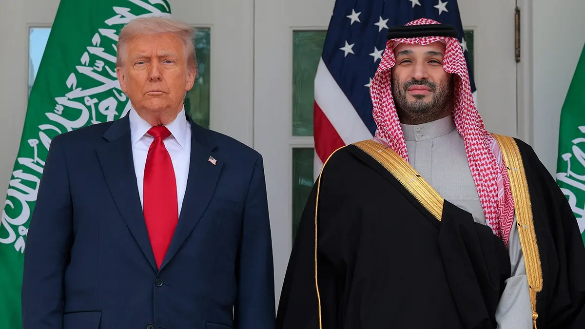دونالد ترامپ، رئیس‌جمهور آمریکا، و محمد بن سلمان، ولیعهد عربستان سعودی، در محوطه ستون‌دار بال غربی کاخ سفید